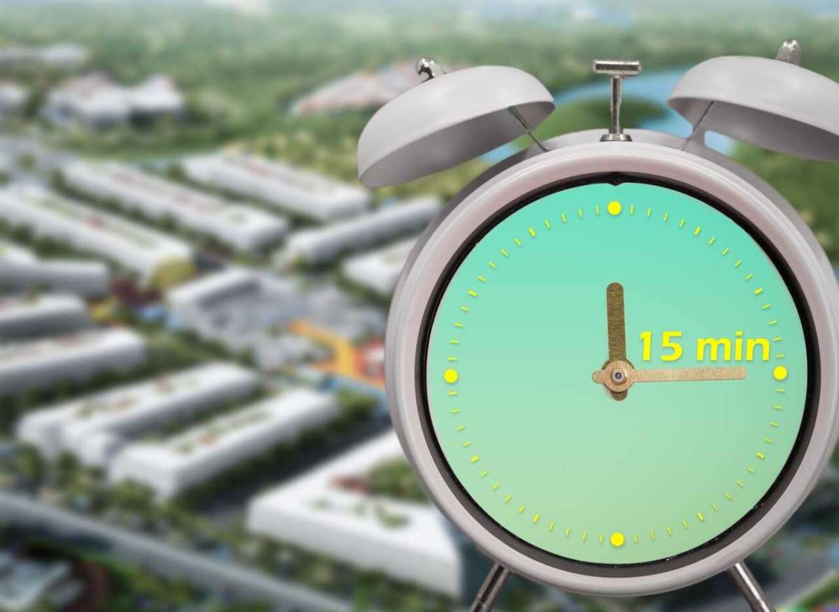 Ringing,twin,bell,vintage,classic,alarm,clock,with,the,15