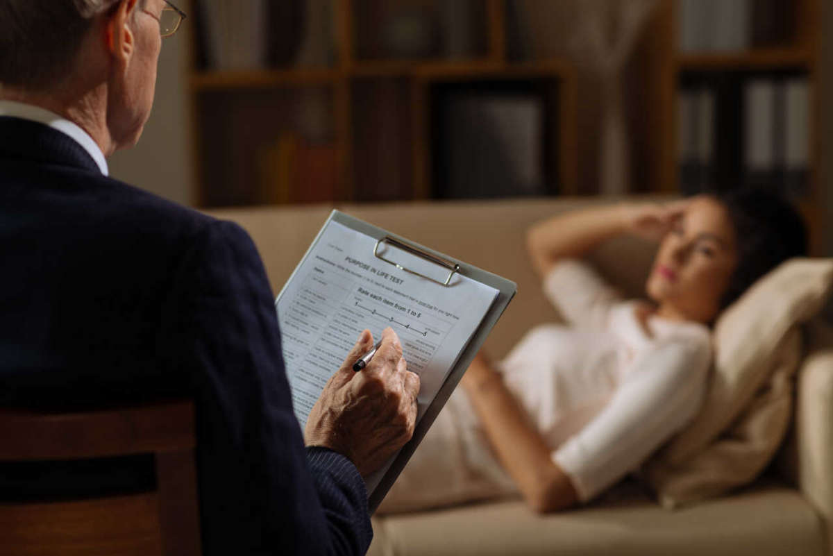 Phychologist,filling,purpose,in,life,questionnaire,when,talking,to,female