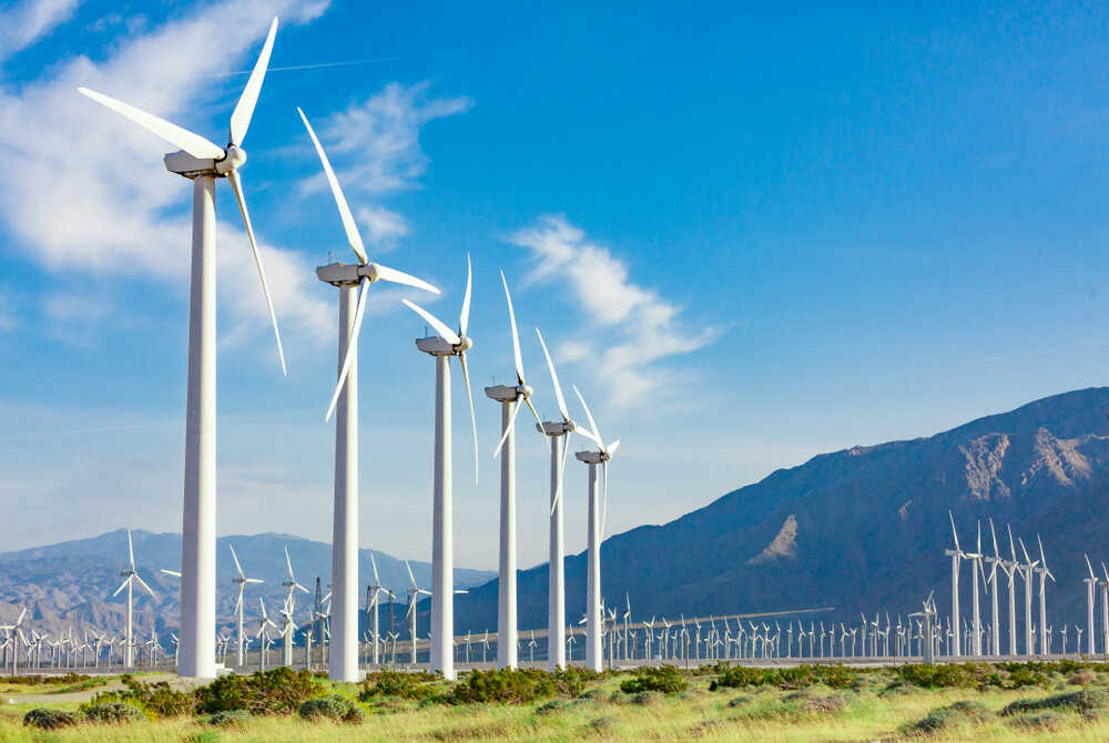 Dramatic,wind,turbine,farm,in,the,desert,of,california.