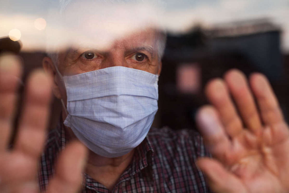 Elderly,caucasian,man,wearing,hand,made,protective,face,mask,in,nursing