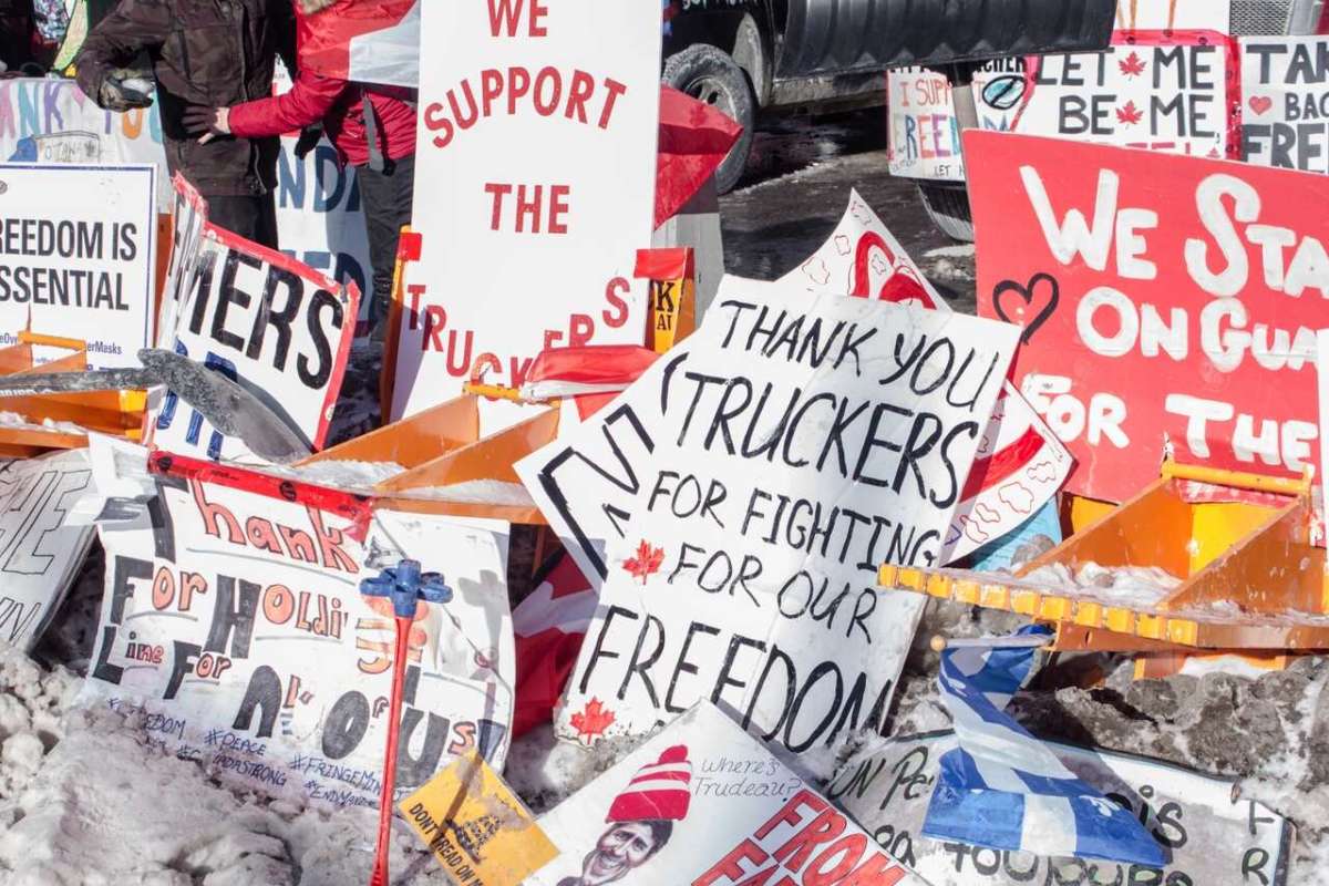 The,parliament,building,fences,are,covered,with,protest,signs.,freedom